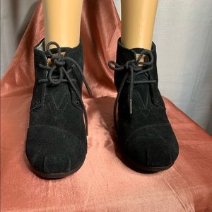 Toms women’s black suede wedge booties SIZE:9.5w